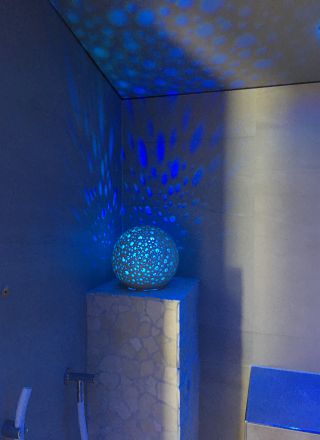 Kombination eines Dampfbads mit einer Dampfdusche und Schwallbrause: Beratung und Bau durch Wellness Design Saunabau
